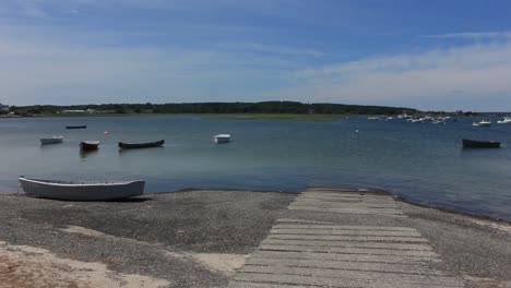 Barcos-Y-Playa-En-Pine-Point-Maine-Con-Casa-En-Segundo-Plano.