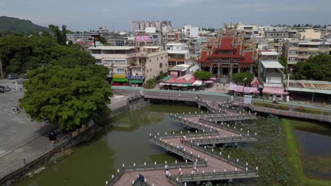 Eine-Luftaufnahme-Der-Drachen--Und-Tigerpagoden-Am-Lotusteich-In-Kaohsiung,-Taiwan