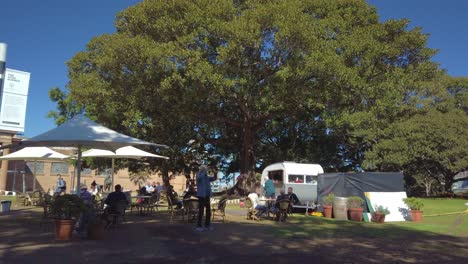 Los-Ancianos-Y-Los-Turistas-Disfrutan-De-Un-Café-En-Un-Café-Móvil-Y-Respiran-Aire-Fresco-En-Medio-De-Un-Parque,-Sydney,-Australia