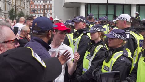 Unterstützer-Von-Tommy-Robinson-Streiten-Mit-Der-Polizei-In-Der-Nähe-Des-BBC-Studios-In-London