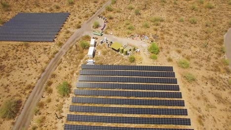Descenso-De-Drones-Aéreos-En-Una-Serie-De-Paneles-Solares-En-El-Desierto-Sonorense-Cerca-De-Taliesin-West,-Scottsdale,-Concepto-De-Arizona:-Medio-Ambiente,-Energía-Alternativa,-Energía-Solar