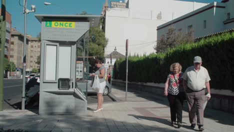 Frau-Kauft-Fundraising-Lotterieschein-Von-Einem-Kiosk-In-Spanien