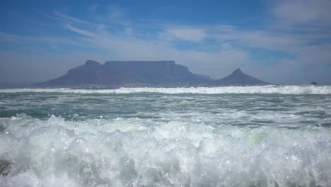Zeitlupe-Des-Atlantiks-Mit-Wellen-Und-Dem-Tafelberg-Im-Hintergrund