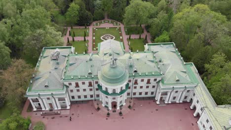 Drohnenansichten-Des-Parkhotels-Morozovka-Mit-DJI-Mavic-Air-30fps-4k-Moskau-Russland