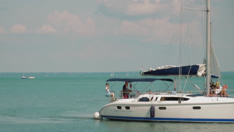 Segelboot,-Das-Am-Nachmittag-In-Die-Docks-Einläuft