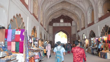 Traditioneller-Historischer-Kunsthandwerksmarkt-Chatta-Chowk-Im-Roten-Fort,-Neu-Delhi,-Indien-Touristen,-Die-Im-Schwenk-Wandern