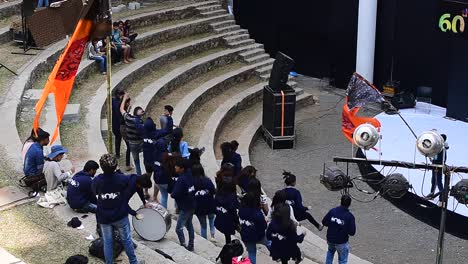 Estudiantes-Universitarios-Bailando-En-Grupo-En-Un-Anfiteatro