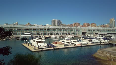 Bloques-De-Apartamentos-Frente-Al-Mar-Con-Barcos-Estacionados-Junto-Al-Muelle
