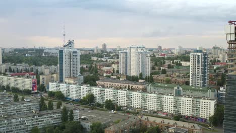 Vista-Aérea-De-Los-Edificios-Que-Bordean-La-Concurrida-Calle-En-Kiev,-Ucrania