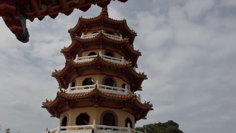 The-Dragon-and-Tiger-Pagodas-at-Lotus-Pond-in-Kaohsiung,-Taiwan