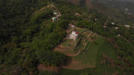 Imágenes-De-Drones-De-Fort-George-En-La-Cima-De-La-Montaña