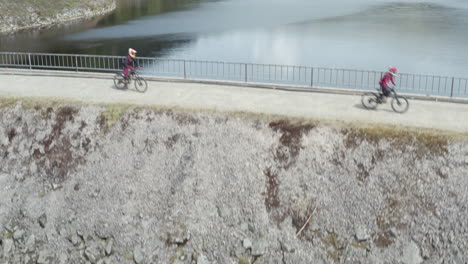 Dos-Ciclistas-De-Montaña-En-La-Pared-De-La-Presa-De-Lac-D&#39;altenweiher-En-Los-Vosgos-Franceses