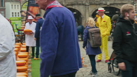 Senioren-Probieren-Traditionellen-Holländischen-Käse-Gouda-Auf-Dem-Marktplatz