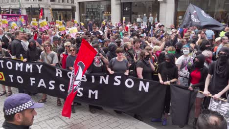Marcha-Antifa-Para-Protestar-Contra-Tommy-Robinson-En-Londres,-Reino-Unido