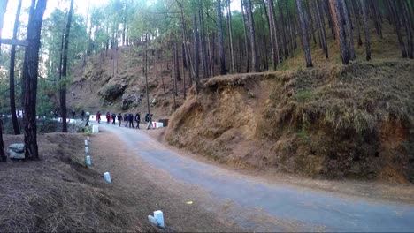 Montañeros-Del-Himalaya-De-Un-Instituto-De-Formación-De-Montañismo-En-Su-Camino-Hacia-El-Sendero