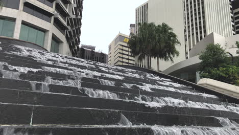 Brisbane-City-Steps-Wasserfall,-Wasserspiel,-Zeitlupe