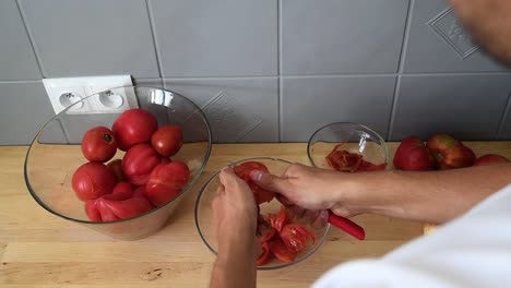 Nahaufnahme-Männlicher-Hände,-Die-Tomaten-In-Kleine-Stücke-Schneiden,-Bevor-Sie-In-Die-Mischung-Gegeben-Werden,-Um-Hausgemachte-Tomatensauce-Herzustellen