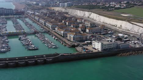 Luftbild-Von-Brighton-Marina,-Festgemachten-Booten,-The-Strand---Apartments-An-Der-Südküste-Des-Vereinigten-Königreichs