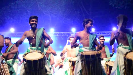 Un-Grupo-De-Artistas-Interpretando-Chenda-Melam-singari-Melam-En-Un-Festival-Universitario-De-Arquitectura-En-Kerala