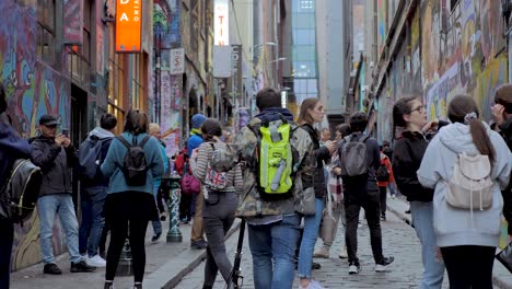 Los-Turistas-Que-Visitan-Obras-De-Arte-De-Graffiti-En-Hosier-Lane-Melbourne-Cbd