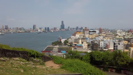 Eine-Luftaufnahme-Der-Stadt-Kaohsiung-Vom-Gipfel-Der-Insel-Cijin