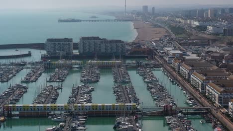 Panorámica-Aérea-Revelada-Desde-El-Puerto-Deportivo-De-Brighton-Hasta-La-Playa,-El-Muelle---Atracción-I360-En-La-Costa-Del-Sur-De-Inglaterra