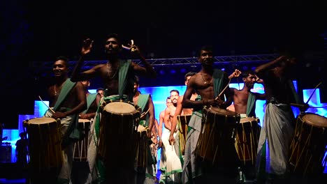 Eine-Gruppe-Von-Künstlern,-Die-Chenda-Melam-singari-Melam-Bei-Einem-Fest-Der-Architekturhochschule-In-Kerala-Aufführten