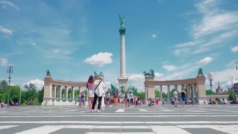 Budapest,-Plaza-De-Los-Héroes-Ubicada-Al-Final-De-La-Avenida-Andrássy-Y-Al-Lado-Del-Parque-De-La-Ciudad,-Continuar-Tiro-2