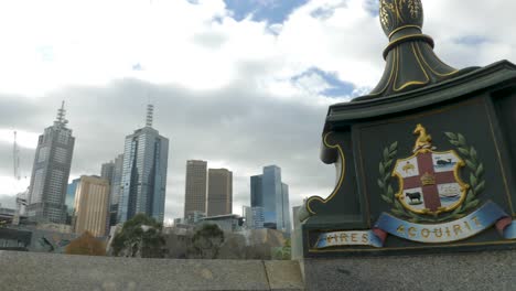 Stadtpanorama-Entlang-Des-Yarra-River-Cty-Blick-Vom-Flussufer,-Melbourne