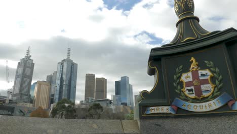 Vista-Panorámica-De-La-Ciudad-A-Lo-Largo-Del-Río-Yarra-Vista-De-La-Ciudad-Desde-La-Orilla-Del-Río,-Melbourne