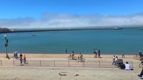 Ein-Zeitraffervideo-Von-Menschen,-Die-Einen-Schönen-Sommertag-Am-Historischen-Ufer-Der-Bucht-Von-San-Francisco-Genießen
