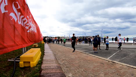 Läufer,-Die-Sich-Entlang-Der-Strandpromenade-Von-Bondi-Bewegen,-Nachdem-Sie-Das-Von-Westpac-Hyperlpase-Gesponserte-Spendenrennen-City2surf-2019-Absolviert-Haben