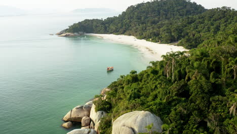 Paradise-beach-with-white-sand-and-turquoise-water,-Campeche-Island,-Florianopolis,-Santa-Catarina,-Brazil