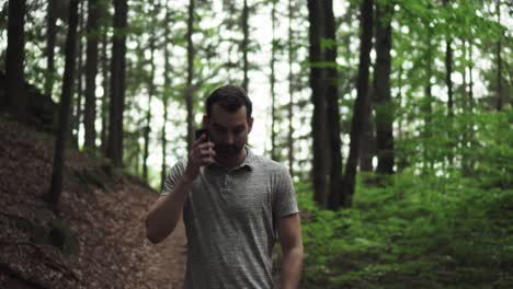 Caucasian-man-lost-in-forest-using-mobile-phone-with-no-reception,-trying-to-find-way-out
