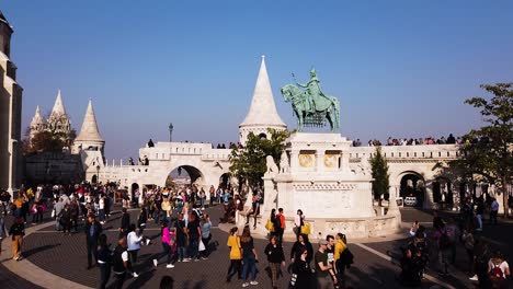 Seitenansicht-Der-Pferdestatue-Von-King-St