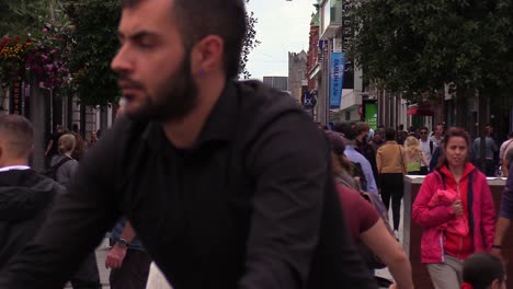 Dublin-hight-street-with-people-of-all-shapes-and-sizes-walking-down-the-street,-some-with-mask-on-and-other-without