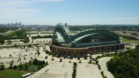 Toma-Aérea-Ascendente-De-Miller-Park,-Hogar-De-Los-Cerveceros-De-Milwaukee-[4k