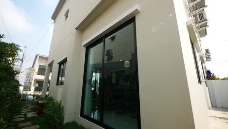 Diseño-Exterior-De-Casa-Moderno-Y-Minimalista-Blanco