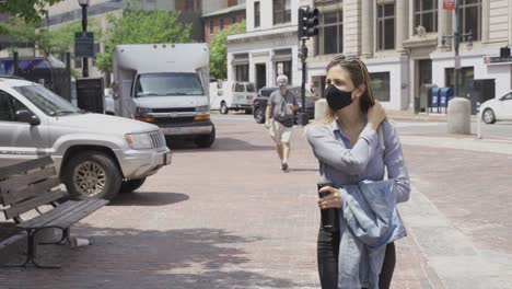 Sonniger-Frühlingstag-Nach-Covid19-Lockdown-In-Den-Usa,-Frau-Genießt-Spaziergang,-Gesichtsmaske