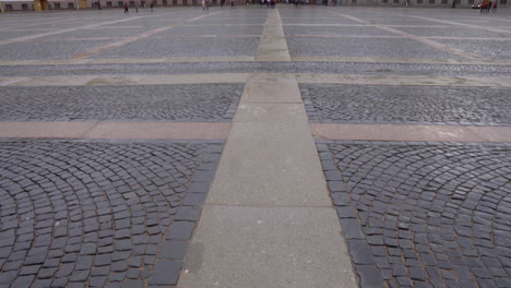 Tilt-up-shot-of-The-general-staff-building-on-Palace-Square-in-Saint-Petersburg,-Russia