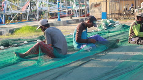 Los-Pescadores-Están-Reparando-Redes-En-Preparación-Para-Pescar-En-El-Mar