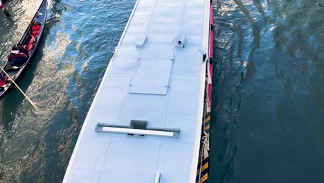 Vaporetto-Navegando-En-El-Gran-Canal-Bajo-El-Puente-De-Rialto-En-Venecia,-Italia