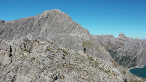 Un-Hombre-Está-Parado-Solo-En-La-Cima-De-La-Montaña-Lunersee-En-Suiza
