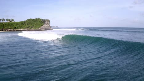 Männlicher-Surfer,-Der-Welle-Am-Balangan-Beach-In-Der-Nähe-Des-Neuen-Kuta-golfplatzes-Fängt,-Luftwagen-Aus-Der-Aufnahme