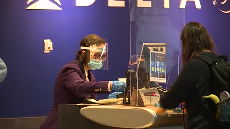 Mujer-Registrándose-En-El-Aeropuerto-Con-Máscara-Durante-Covid-19