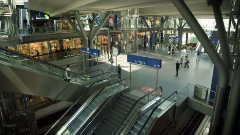 Moderno-Hall-De-Entrada-De-La-Estación-Principal-De-Berlín-Con-Turistas-Y-Escaleras-Mecánicas