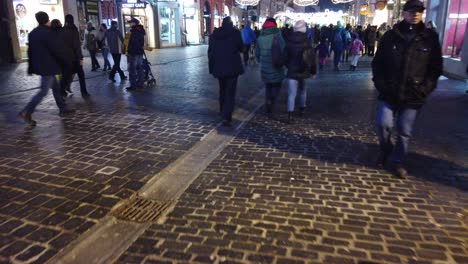Brasov,-Rumänien---7.-Dezember-2019:-Menschen,-Die-Nachts-Auf-Dem-Alten-Platz-Spazieren-Gehen,-Weihnachtsmarkt-In-Brasov,-Wintersaison,-Weihnachtsdekorationen