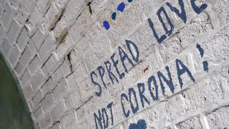 Corona-Virus-Support-Nachricht-Zitat-Graffiti-Malerei-Auf-Mauerwerkswand-Unterirdischer-Dolly-Recht-Langsam