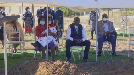 Amigos-Y-Familiares-Sentados-Y-De-Luto-Debajo-De-Una-Gran-Marquesina-Blanca-En-Un-Funeral-Durante-La-Pandemia-De-Covid-19-En-Botswana