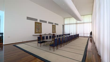 Tiro-Inclinado-Dentro-Del-Salón-De-Banquetes-Del-Palacio-Alvorada,-Perteneciente-A-La-Casa-Oficial-Del-Presidente-De-Brasil